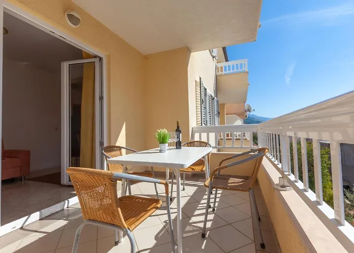 Emilija * 马卡尔斯卡