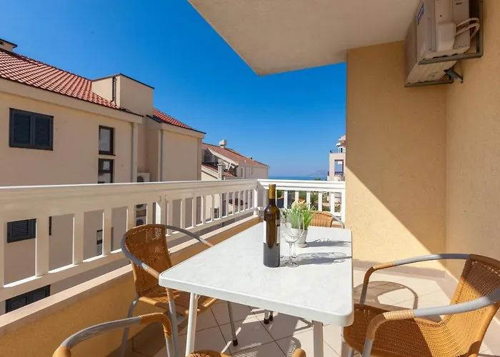 Emilija Апартаменти Макарська